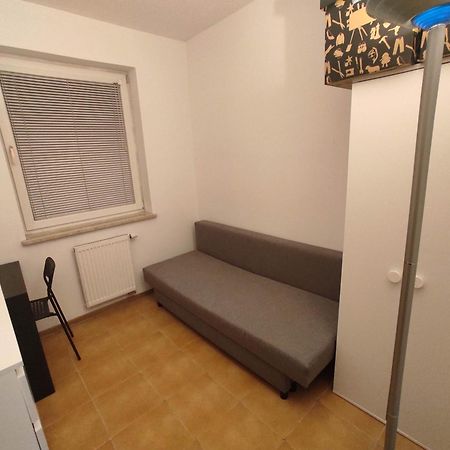 Nice Room With 2 Shared Bathrooms ,Wc , 2Km To Old Town -100M From Metro Szwedzka Warsaw Exterior photo