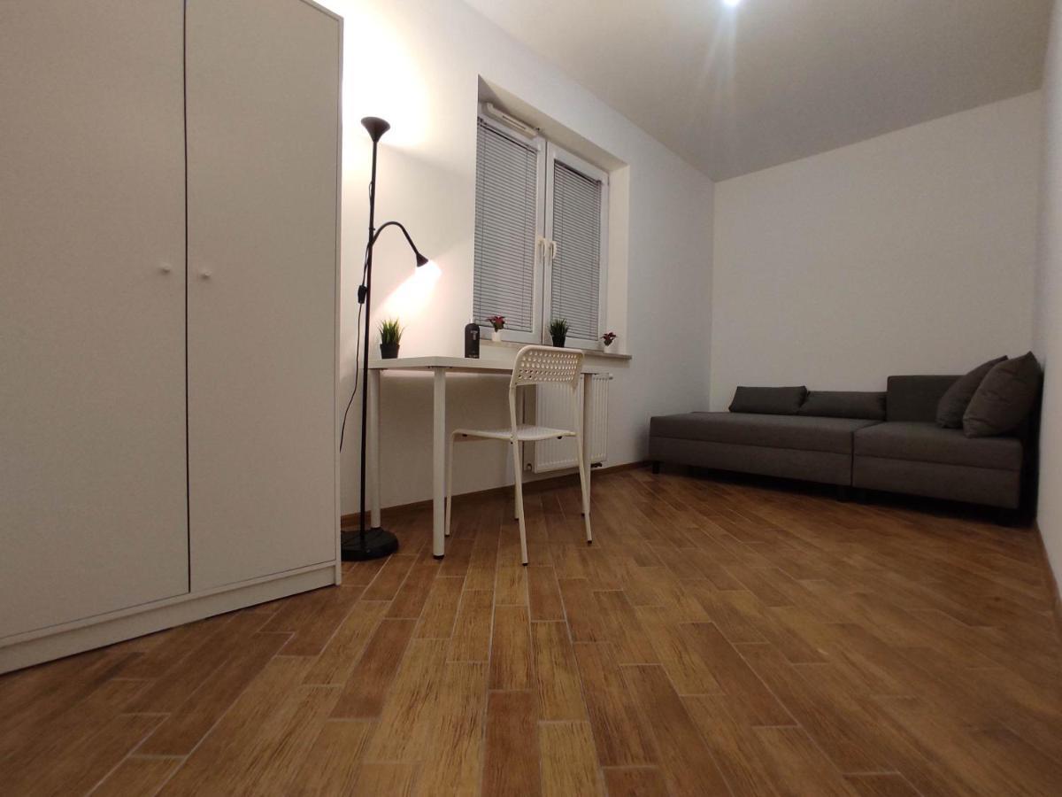 Nice Room With 2 Shared Bathrooms ,Wc , 2Km To Old Town -100M From Metro Szwedzka Warsaw Exterior photo